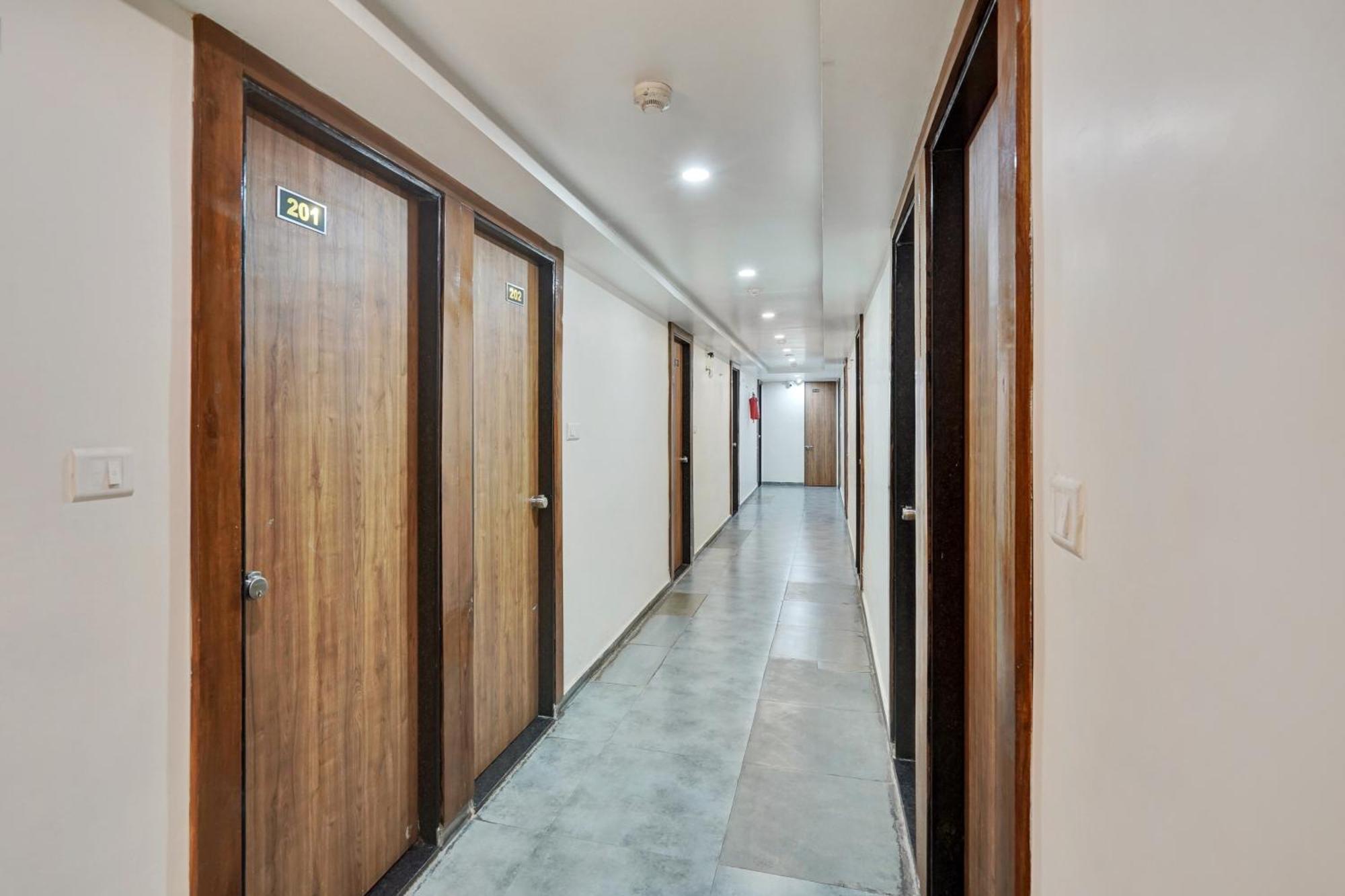 Super Collection O Kudasan Gandhinagar Formerly Hotel Royal Mansion 外观 照片