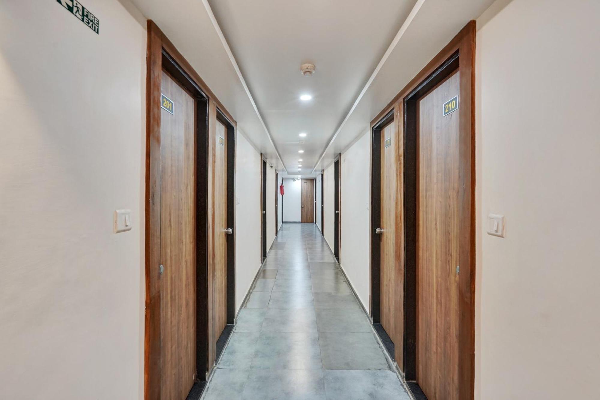 Super Collection O Kudasan Gandhinagar Formerly Hotel Royal Mansion 外观 照片