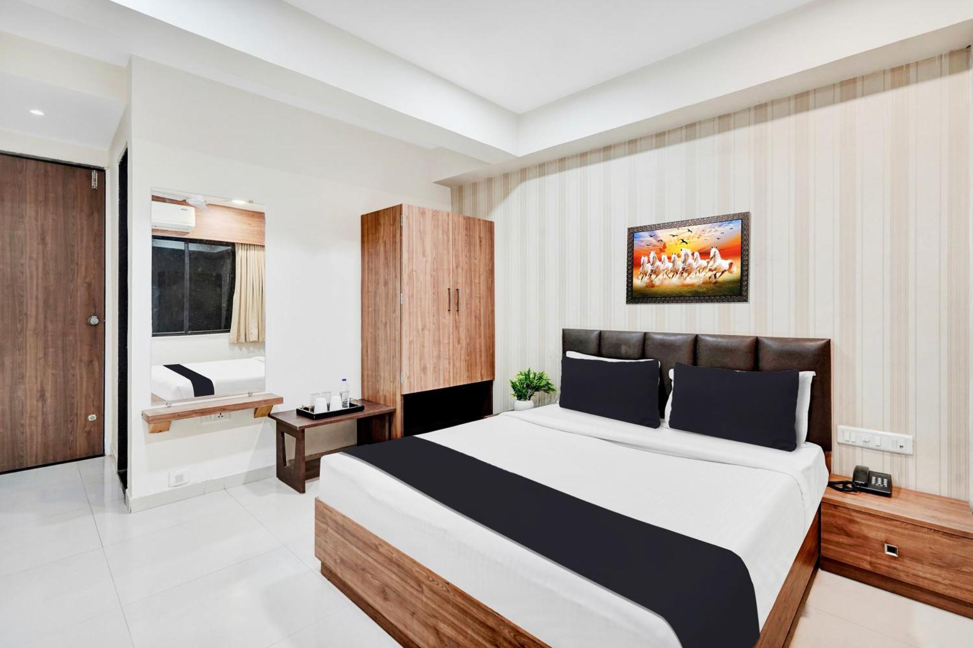 Super Collection O Kudasan Gandhinagar Formerly Hotel Royal Mansion 外观 照片