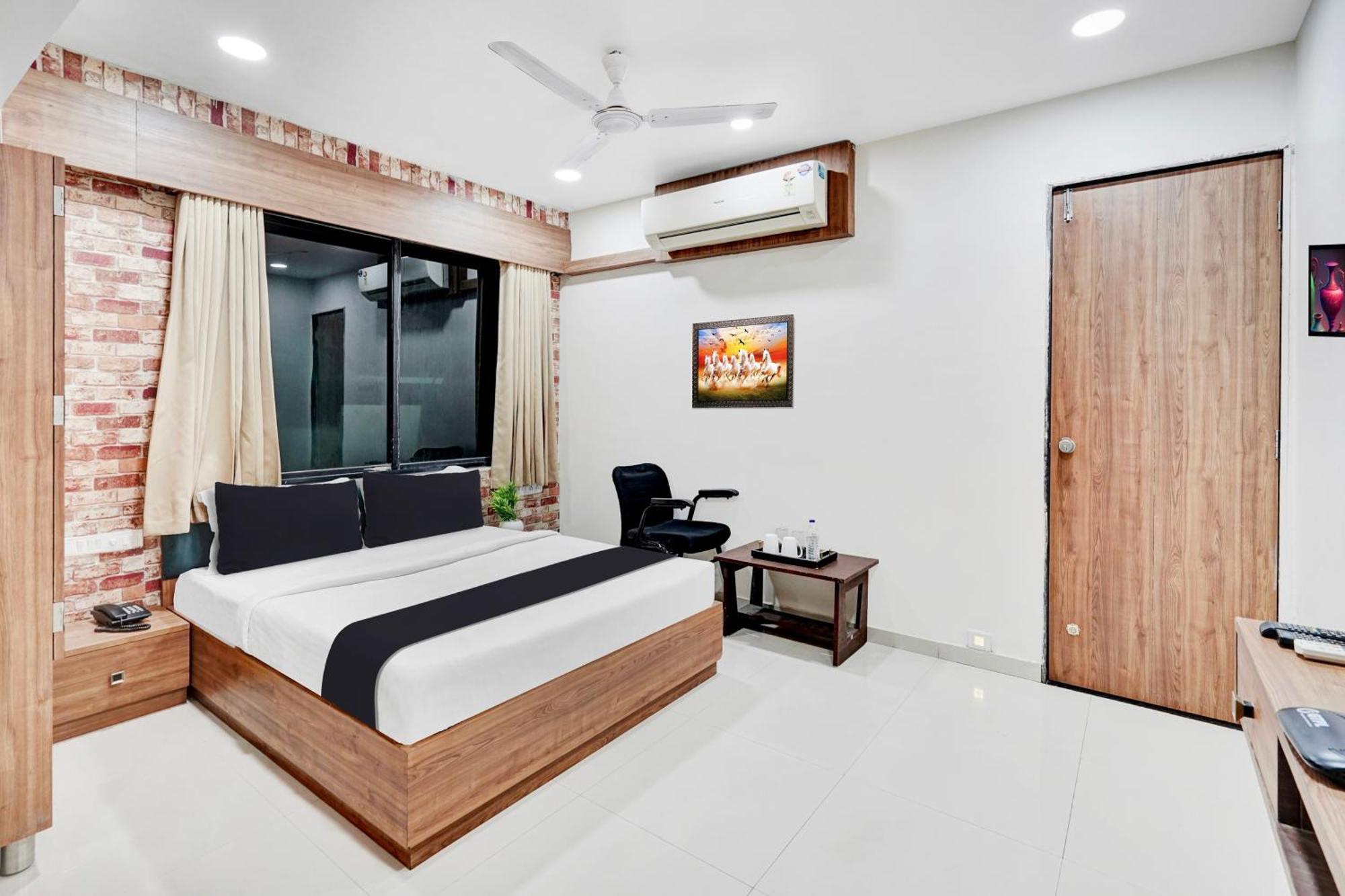 Super Collection O Kudasan Gandhinagar Formerly Hotel Royal Mansion 外观 照片